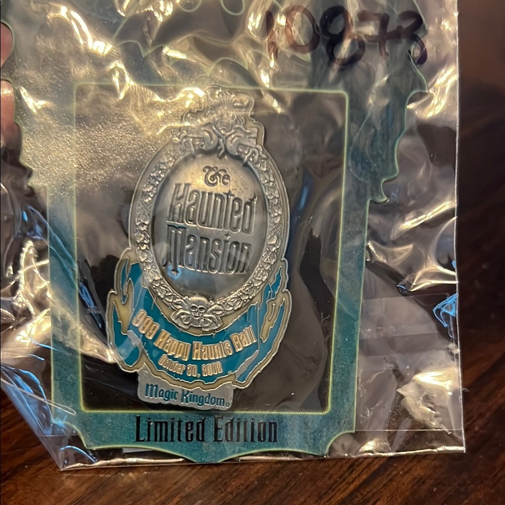 DISNEY Mansion Plaque - Logo - 999 Happy Haunts Ball 2002 PIN